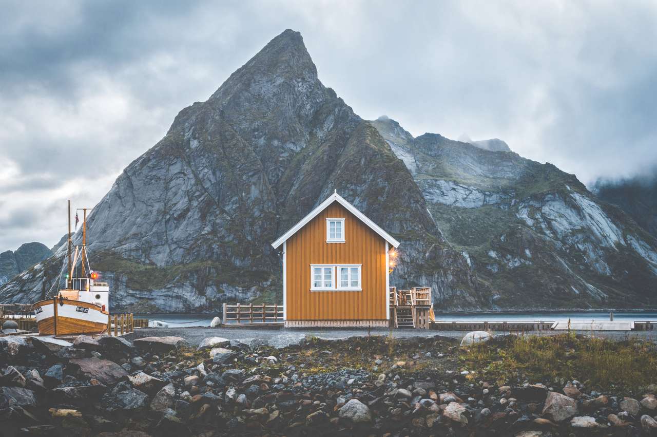 Geel huis op de Lofoten-eilanden legpuzzel online