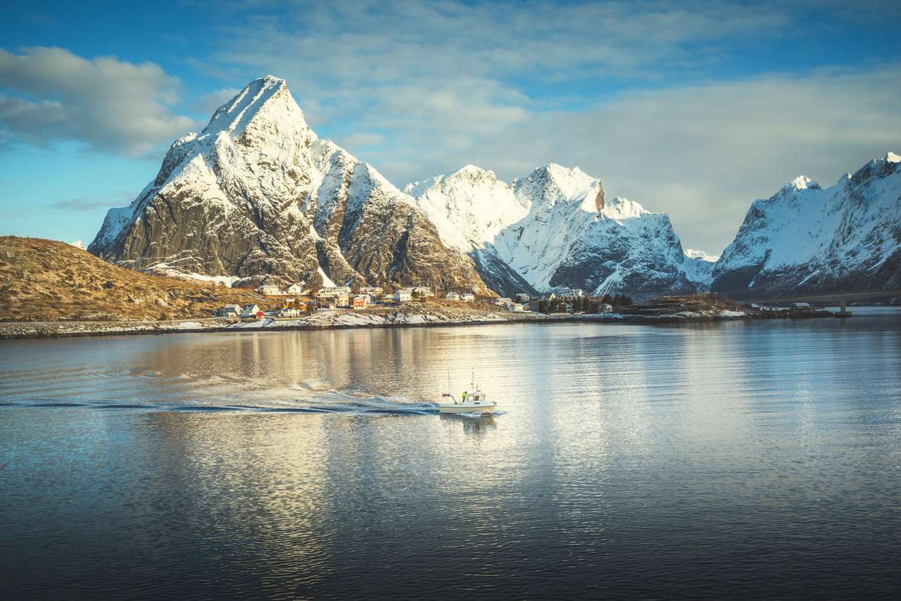 Bateau de pêche et Reine Village, îles Lofoten, Norvège puzzle en ligne