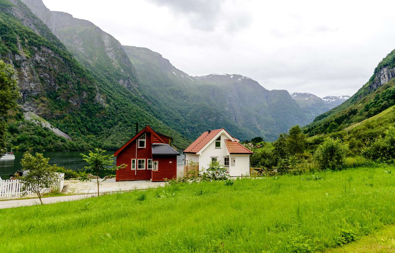 Piros -fehér házak Norvégiában online puzzle