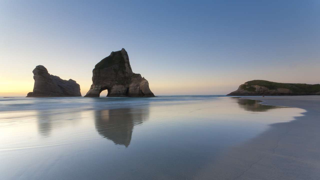 Praia de Wharariki, Nelson, Ilha do Norte, Nova Zelândia quebra-cabeças online