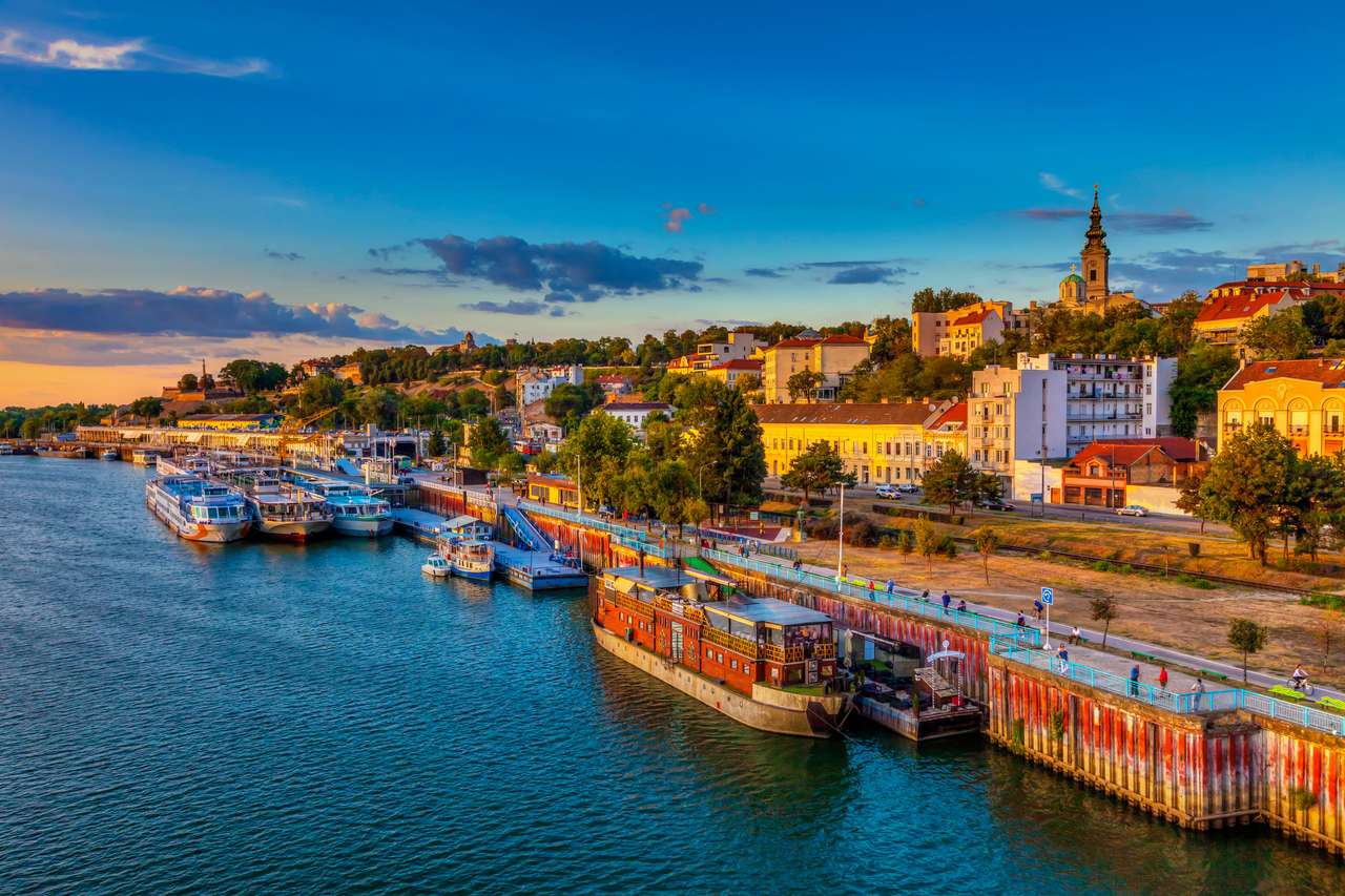 Sonnenuntergang über Belgrad und Schiffe im Hafen Puzzlespiel online