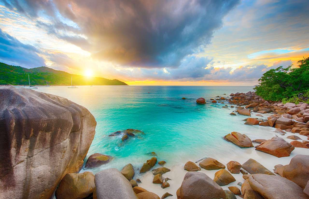 Beautiful sunset over the famous beach Anse Lazio online puzzle