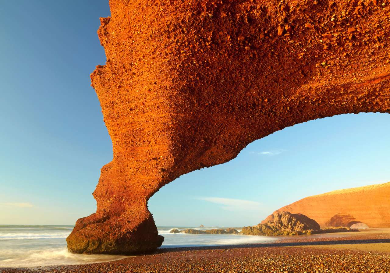 Arches rouges sur la côte de l'océan Atlantique. Maroc puzzle en ligne
