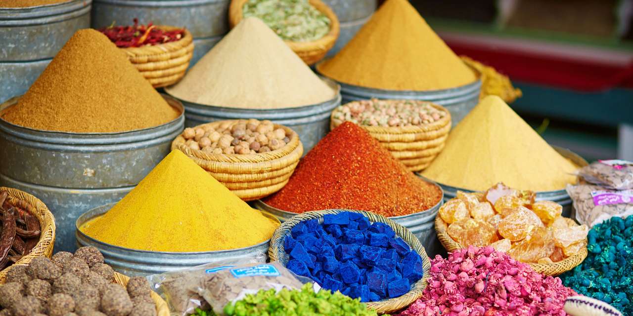 Traditionell marockansk marknad (souk) i Marrakech pussel på nätet