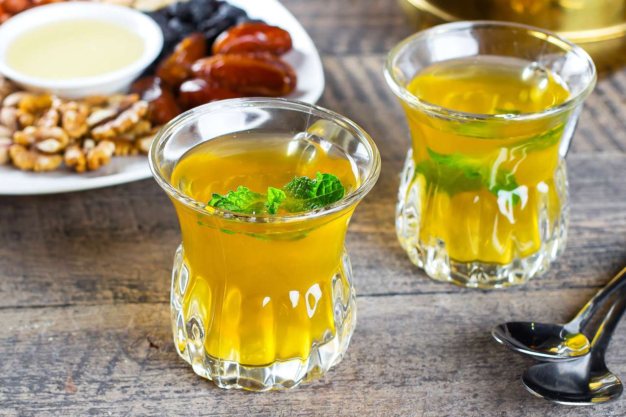 Orientaliskt te med mynta, honung, nötter och frukt pussel på nätet