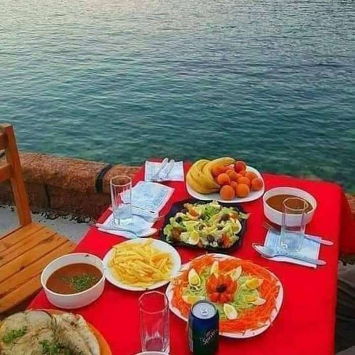 Їжа в пляжному ресторані в Алжирі пазл онлайн