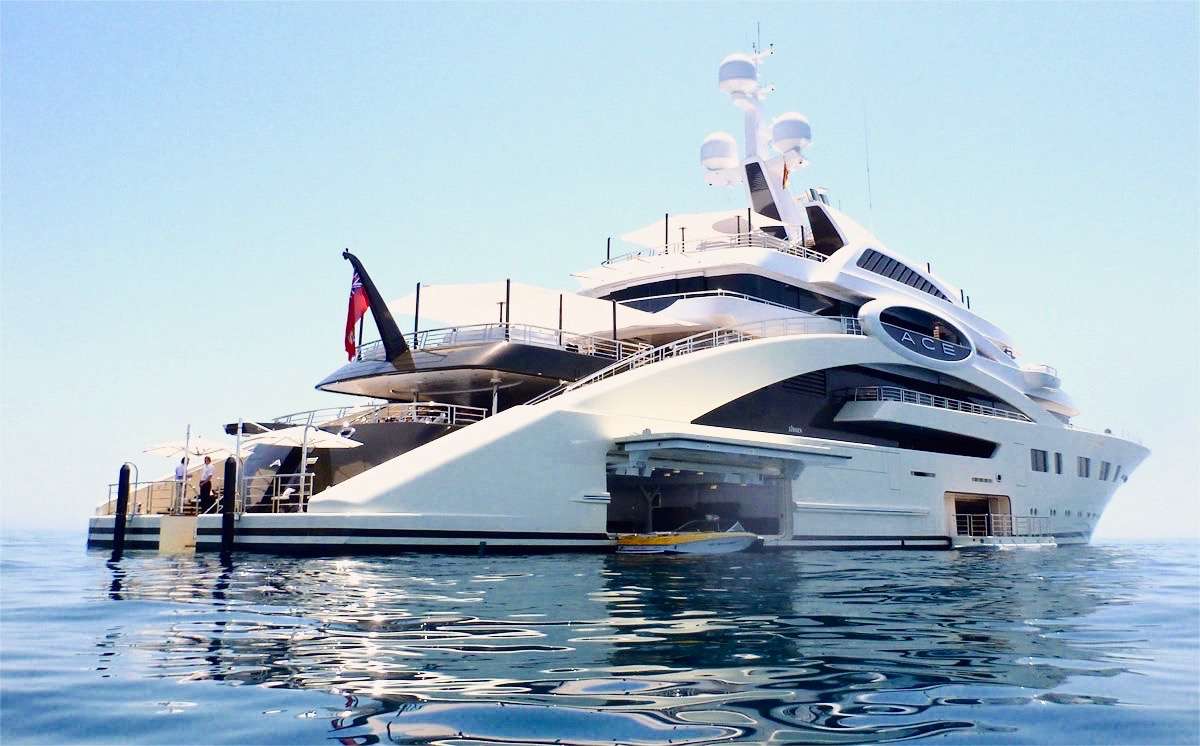 Yacht förtöjd i Marbella, Malaga pussel på nätet