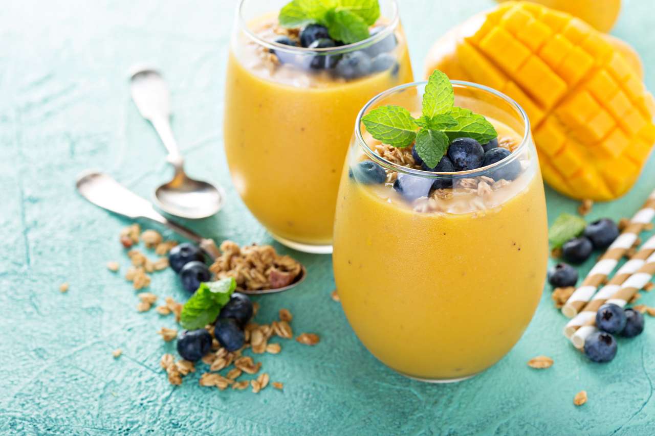 Mango smoothie s granolou a čerstvými borůvkami skládačky online
