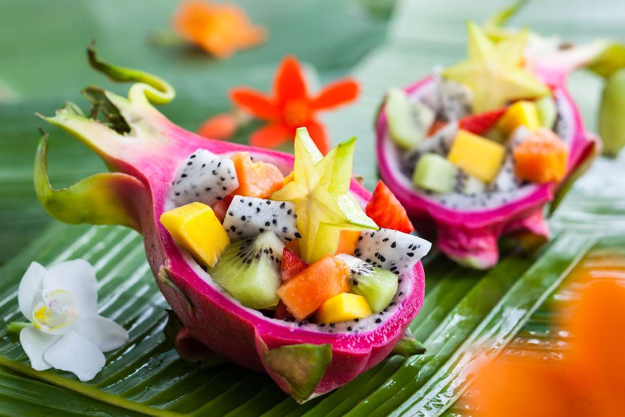 Ensalada de frutas exóticas servida en media fruta del dragón rompecabezas en línea