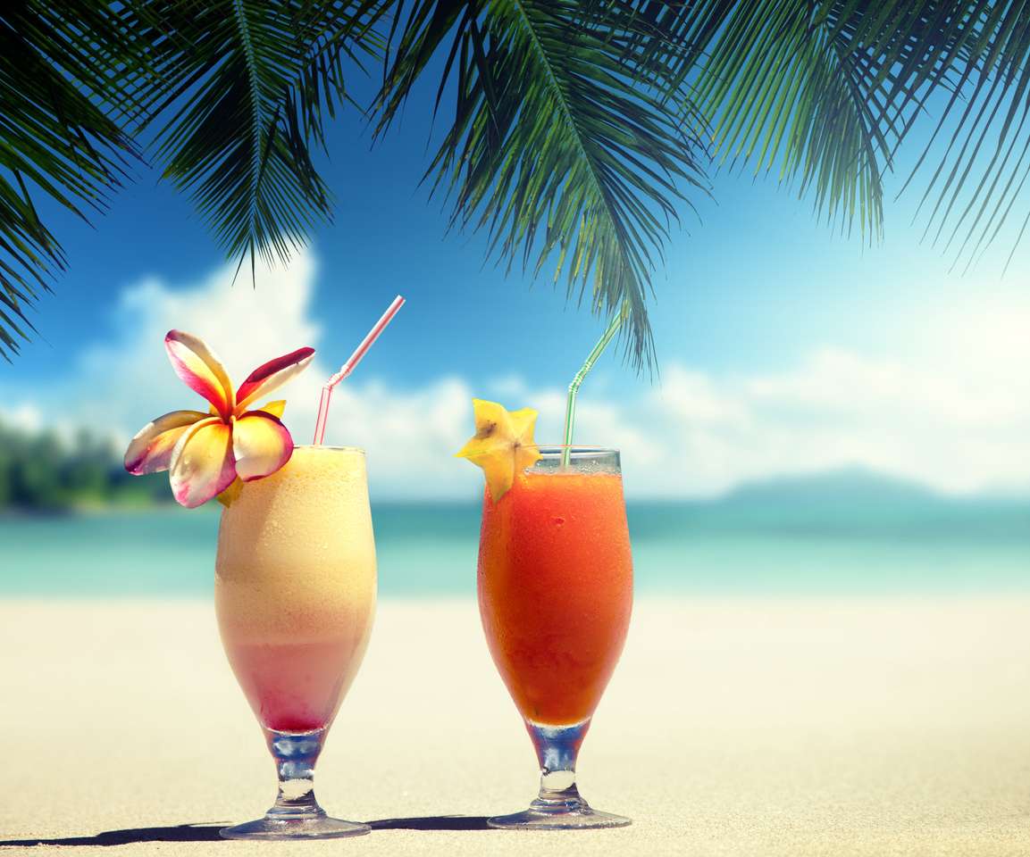 Свежевыжатые фруктовые соки на тропическом пляже пазл онлайн