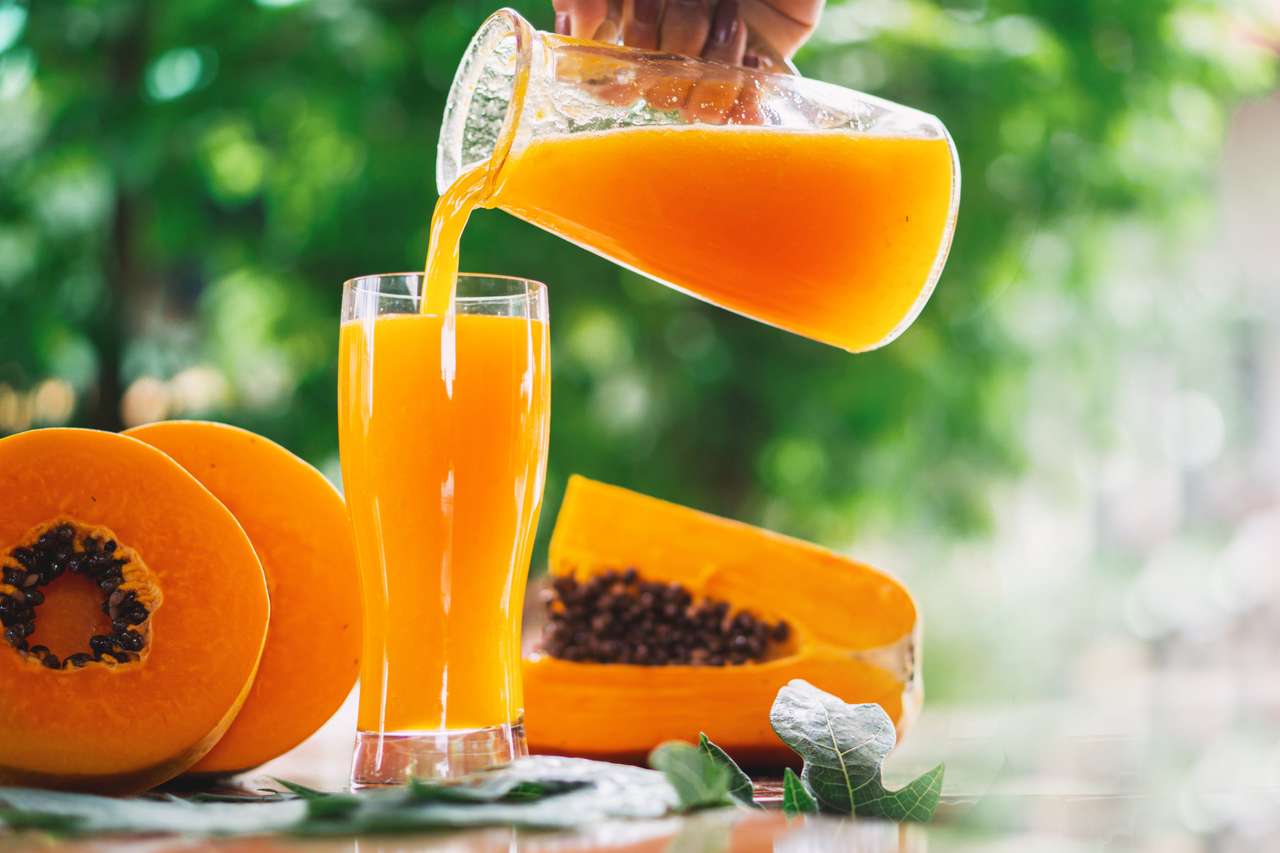 Suc de papaya pe pahare cu felie de papaya jigsaw puzzle online