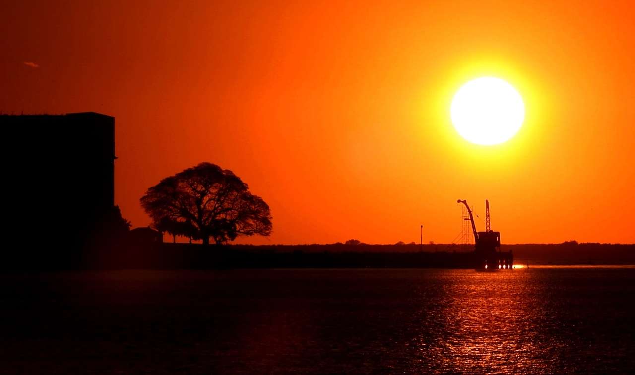 Ηλιοβασίλεμα στο Fray Bentos, Ουρουγουάη. online παζλ