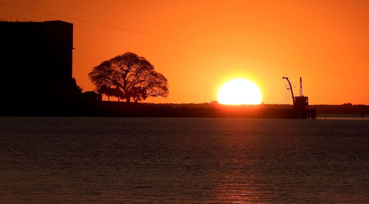 Pôr do sol em Fray Bentos, Uruguai. puzzle online