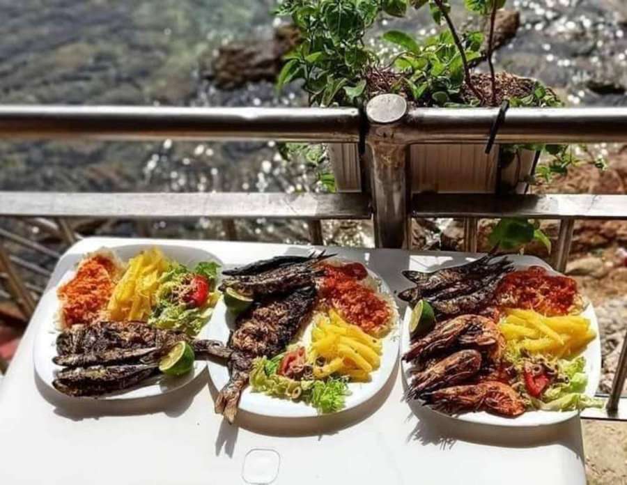 Essen auf einer Terrasse in Algerien Online-Puzzle