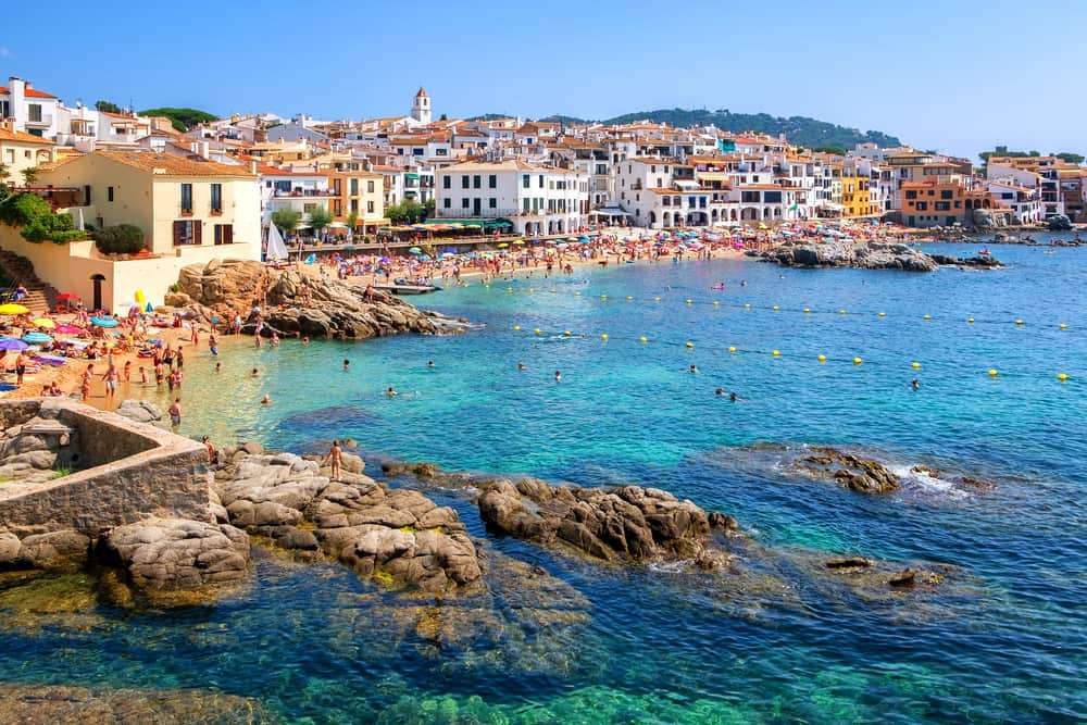 Küste mit dem Strand der Costa Brava in Spanien Puzzlespiel online