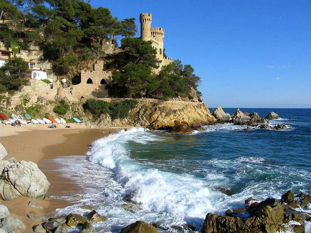 Küste mit dem Strand der Costa Brava in Spanien Puzzlespiel online