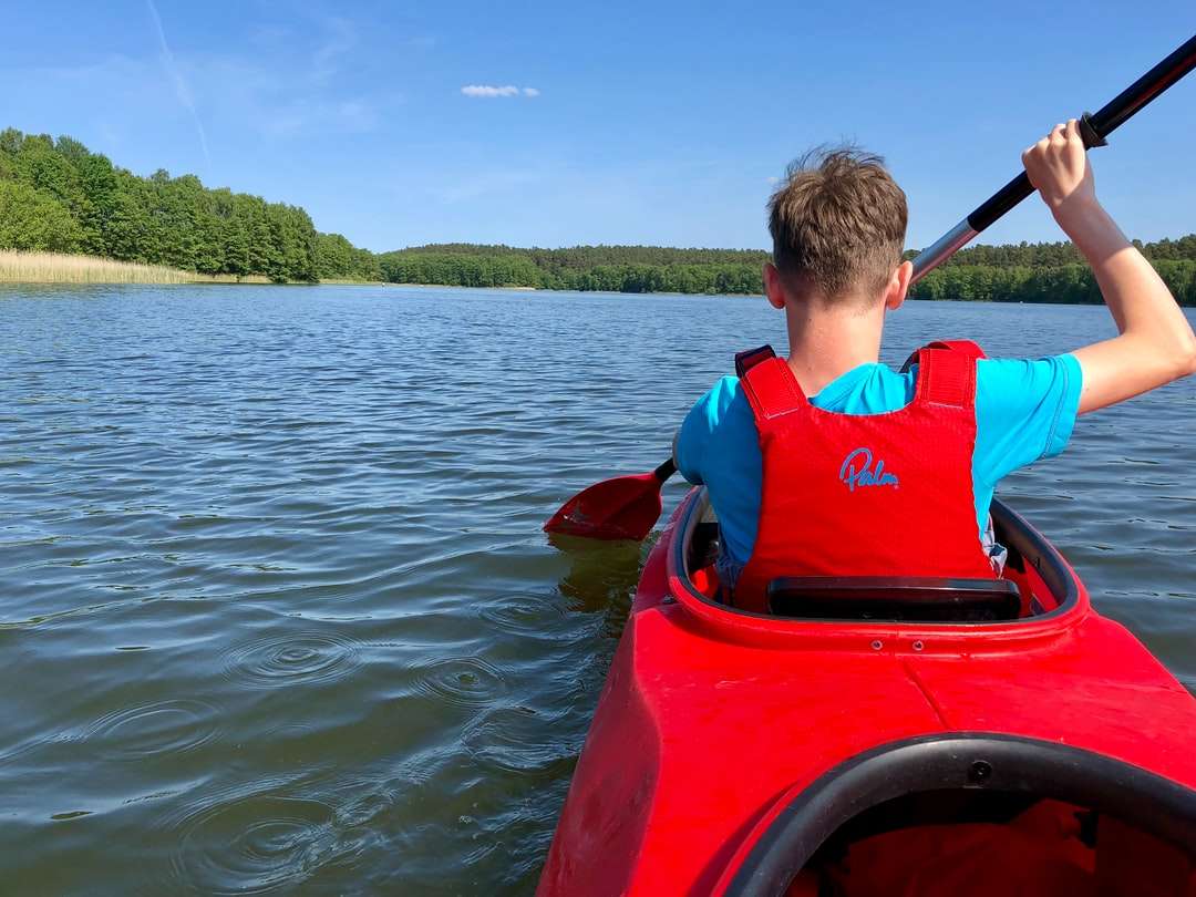 uomo che rema mentre guida il kayak puzzle online