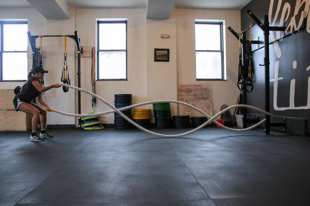 жена, която държи упражнение, използвайки тренировъчно въже онлайн пъзел