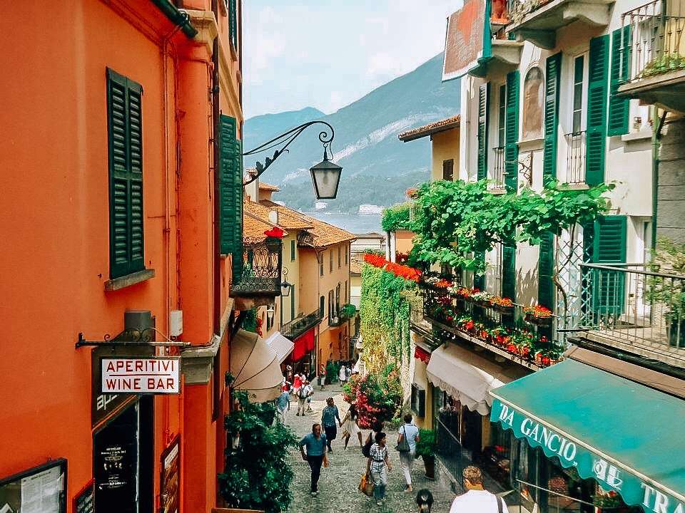 Малкият град Варена на езерото Комо в Италия онлайн пъзел