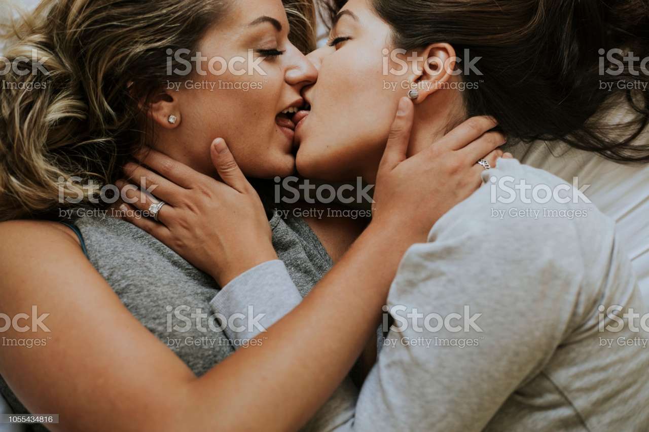 поцелуи лесбиянки - онлайн-пазл