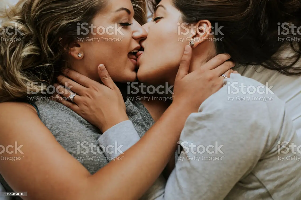 поцелуи лесбиянки - онлайн-пазл