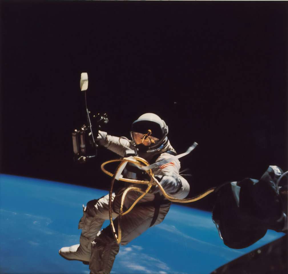 космонавт плаває онлайн пазл