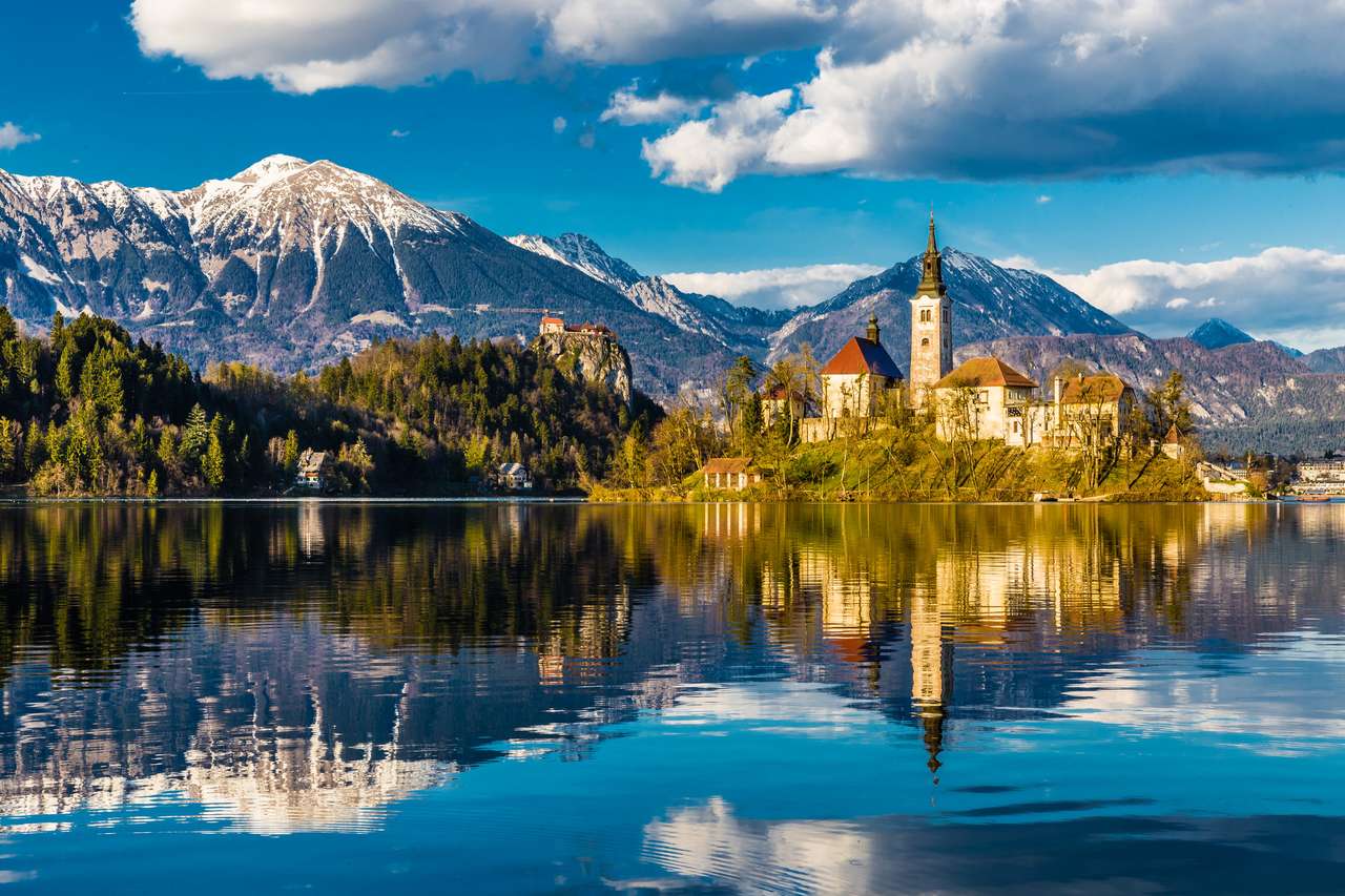 Impresionante vista sobre el lago Bled, la isla, la iglesia y el castillo con la cordillera Stol, Vrtaca, Begunjscica en el Background-Bled, Eslovenia, Europa rompecabezas en línea