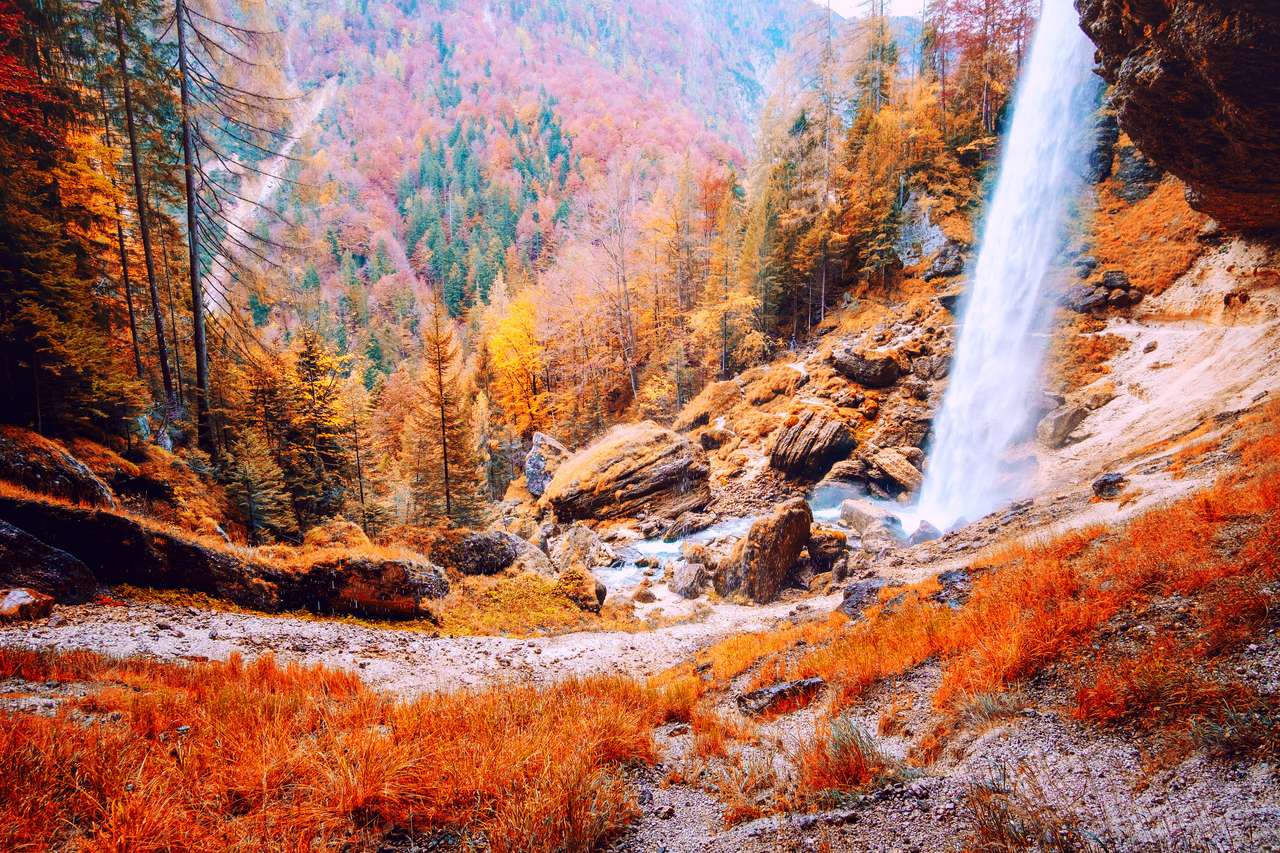 Cachoeira Pericnik em Julian Alp no outono, Eslovênia, Europa quebra-cabeças online