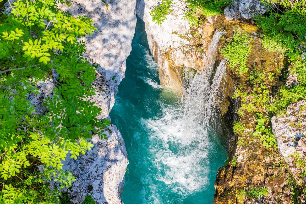 Wasserfall zum Fluss Soca, Velika korita Soce Online-Puzzle