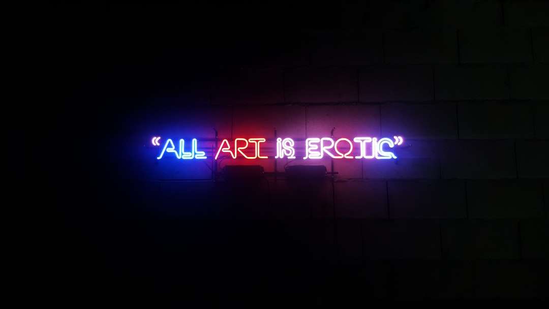 All Art är erotisk neonskylt på tegelvägg pussel på nätet