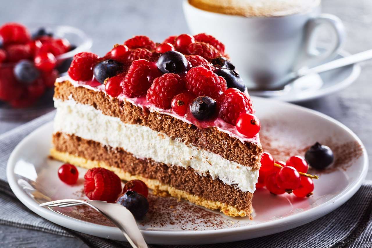 Κέικ μούρων σε ένα πιάτο online παζλ