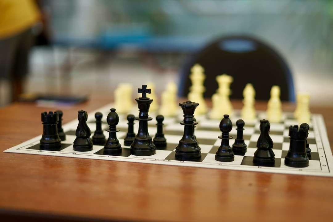pièces d'échecs noires sur l'échiquier puzzle en ligne