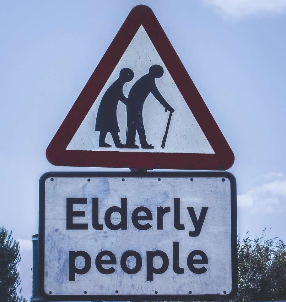 літні люди перетинають дорожній знак онлайн пазл