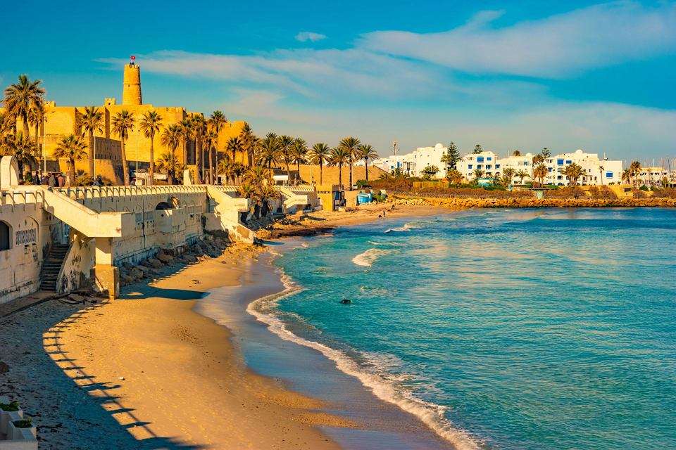 Playa soleada en Túnez. rompecabezas en línea