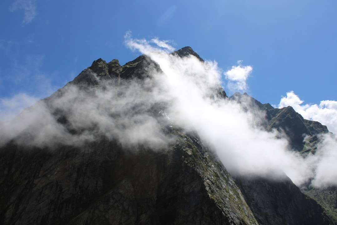 черно-бяла планина под синьото небе през деня онлайн пъзел