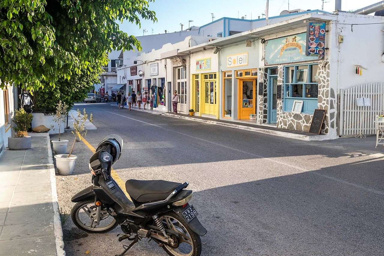 Місто Адамас, острів Мілос, Греція онлайн пазл
