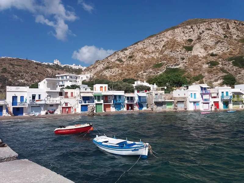 Cobertizos para botes Klima en la isla Grecia de Milos rompecabezas en línea