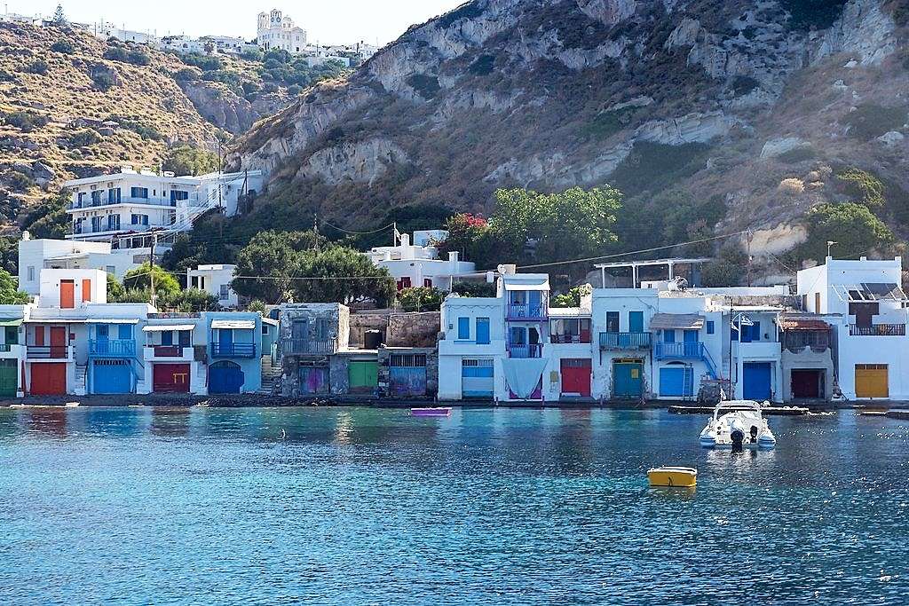 Rimesse per barche Klima sull'isola di Milos in Grecia puzzle online