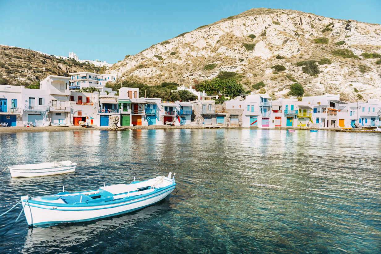 Човни Klima на острові Мілос, Греція пазл онлайн