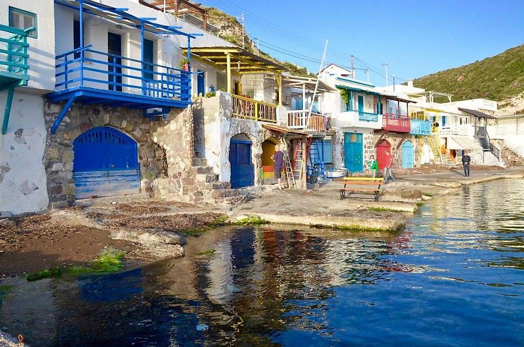 Cobertizos para botes Klima en la isla Grecia de Milos rompecabezas en línea