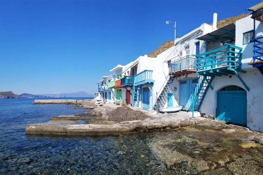 Rimesse per barche Klima sull'isola di Milos in Grecia puzzle online