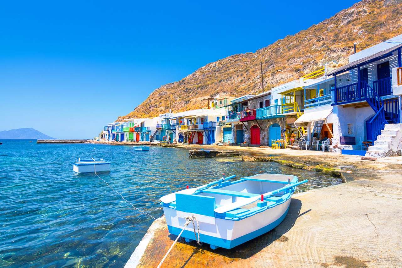 Hangars à bateaux Klima sur l'île de Milos Grèce puzzle en ligne