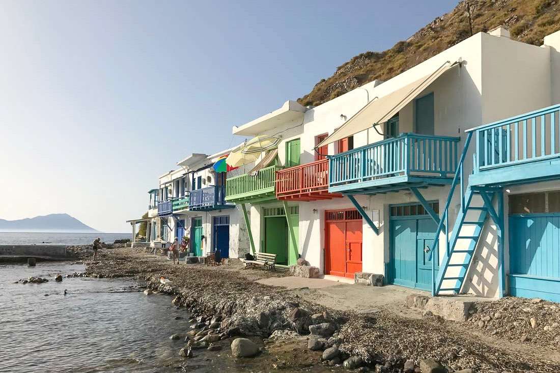 Cobertizos para botes Klima en la isla Grecia de Milos rompecabezas en línea