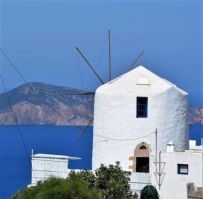 Ville de Plaka sur l'île de Milos Grèce puzzle en ligne