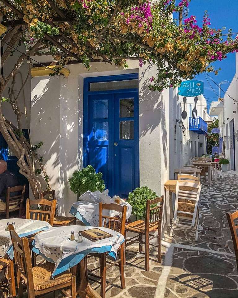 Місто Плака на острові Мілос, Греція онлайн пазл