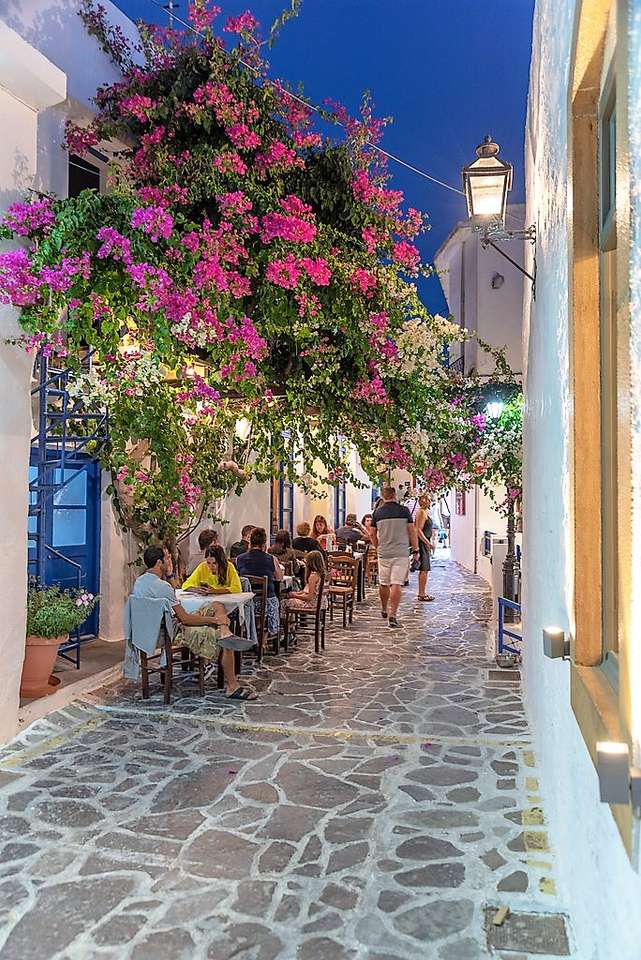 Город Плака на острове Милос в Греции онлайн-пазл