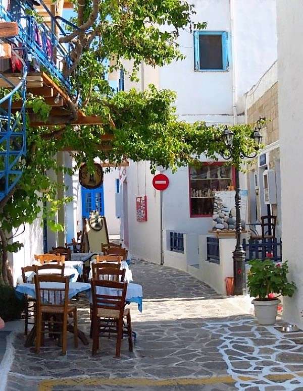 Місто Плака на острові Мілос, Греція онлайн пазл