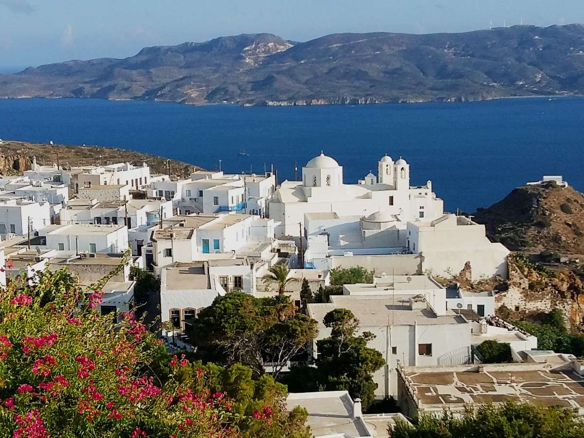 Ciudad de Plaka en la isla Grecia de Milos rompecabezas en línea