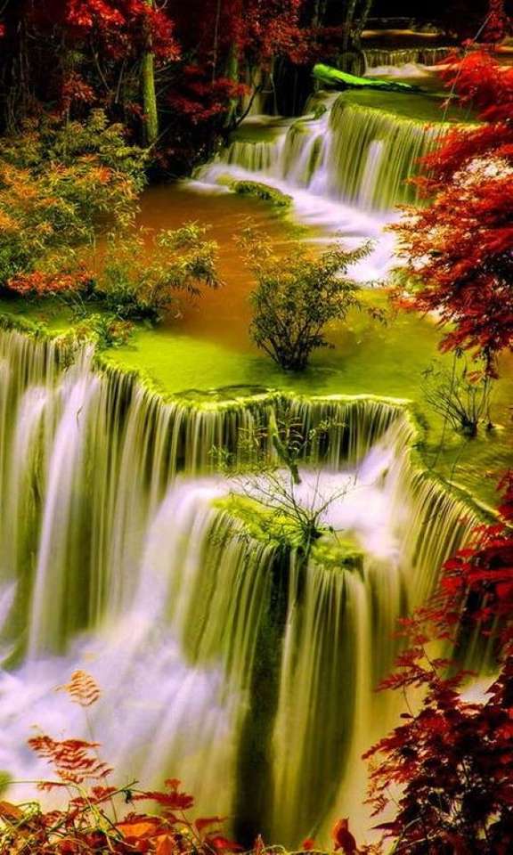 Vodopád v podzimním lese online puzzle