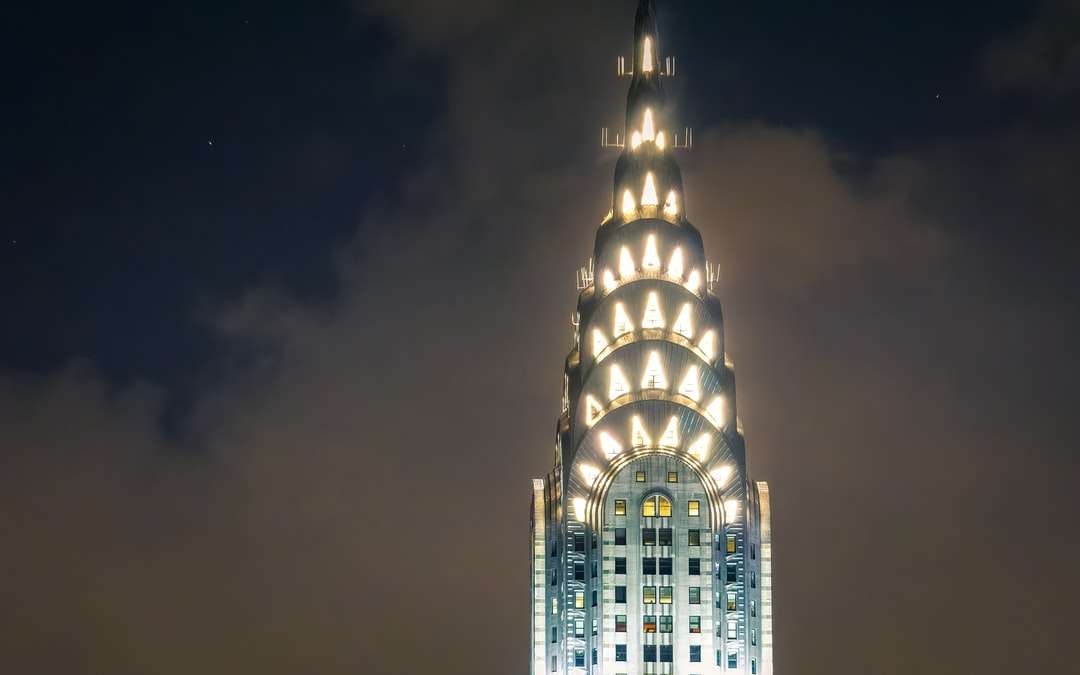 осветена висока сграда през нощта онлайн пъзел
